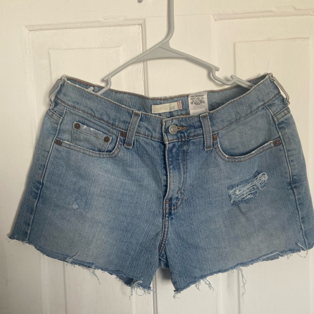 Distressed levi shorts
